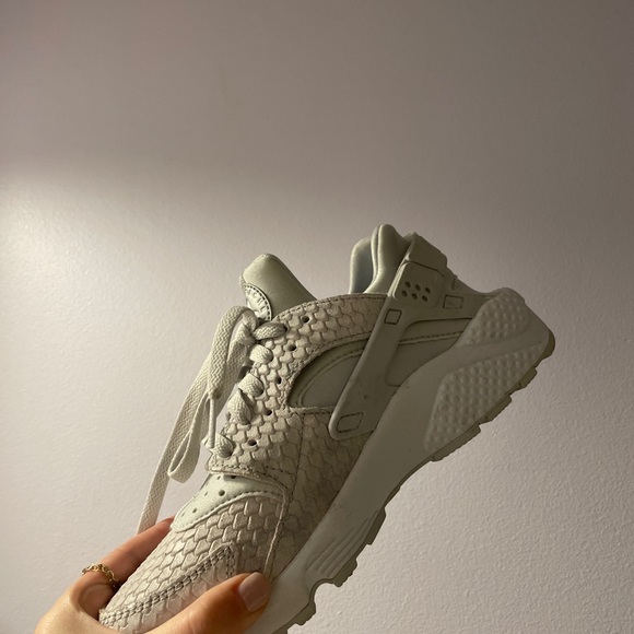 silver nike huarache women - Picture 2 of 2